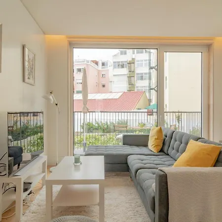 1 Bdr Apartment With Pool And Balcony By Lovelystay *