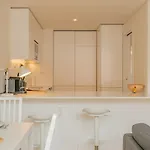 Bright 1 Bdr W/ Pool View By Lovelystay *