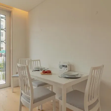 Bright 1 Bdr W/ Pool View By Lovelystay