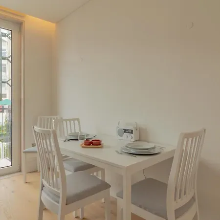 Bright 1 Bdr W/ Pool View By Lovelystay