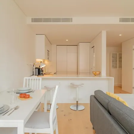 Bright 1 Bdr W/ Pool View By Lovelystay