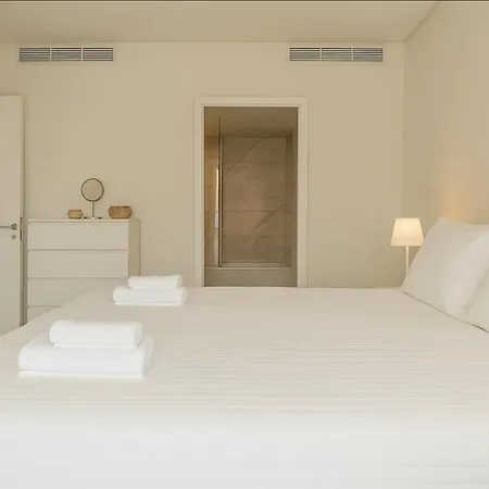 Bright 1 Bdr W/ Pool View By Lovelystay