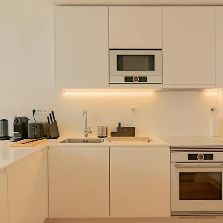 Bright 1 Bdr W/ Pool View By Lovelystay