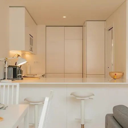 Bright 1 Bdr W/ Pool View By Lovelystay *